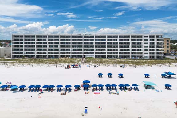 Surf Dweller 112🌊Gulf Front🏖️Free Beach Setup - Image 1