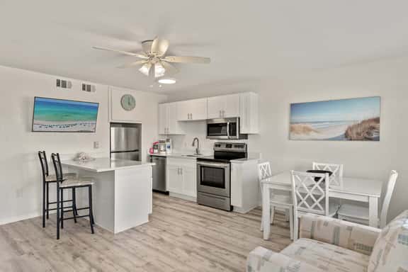 Tropical Isle 209🌴Beach Access👙 - Image 1