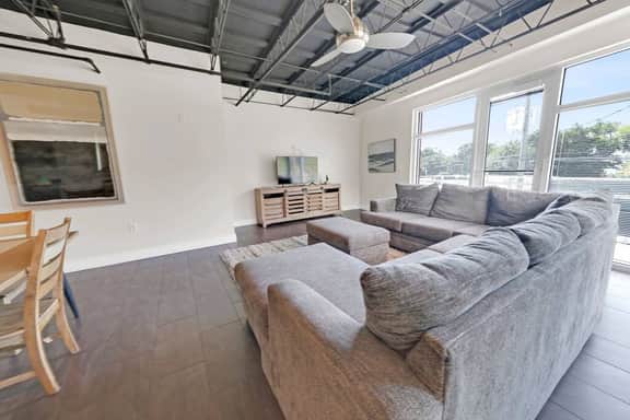 Loft 201🏢Downtown Loft👙Beach Area🐶Pet Friendly - Image 5