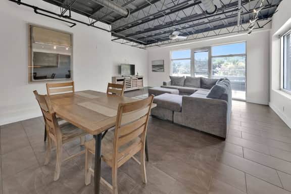 Loft 201đąDowntown LoftđBeach Areađ¶Pet Friendly - Image 5