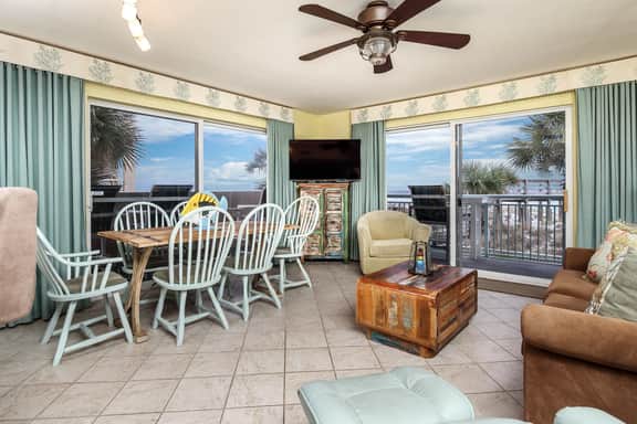 Pelican Isle 101🌊Gulf Front🏖️Free Beach Setup - Image 3