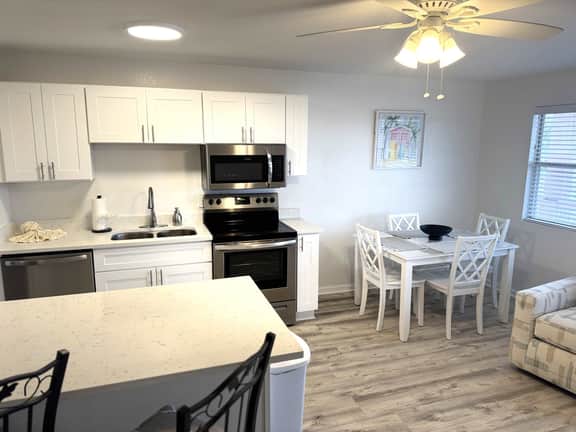 Tropical Isle 209🌴Beach Access👙 - Image 5