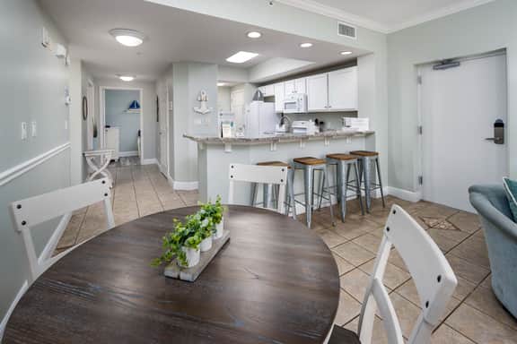Waters Edge 102🌊1st Floor Condo🏖️Free Beach Setup - Image 5