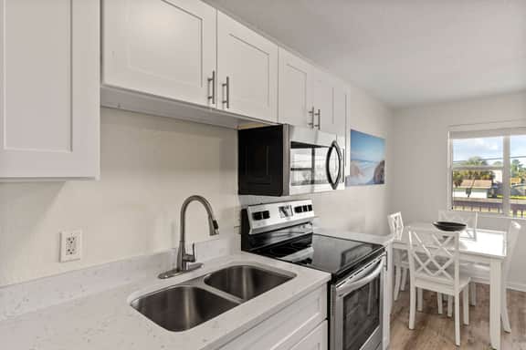 Tropical Isle 209🌴Beach Access👙 - Image 5