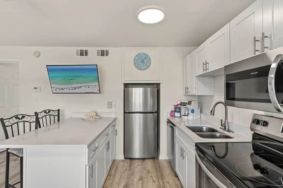Tropical Isle 209🌴Beach Access👙 - Image 3