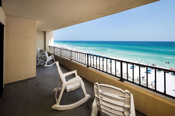Surf Dweller 606🌊Gulf Front🏖️Free Beach Setup - Image 1